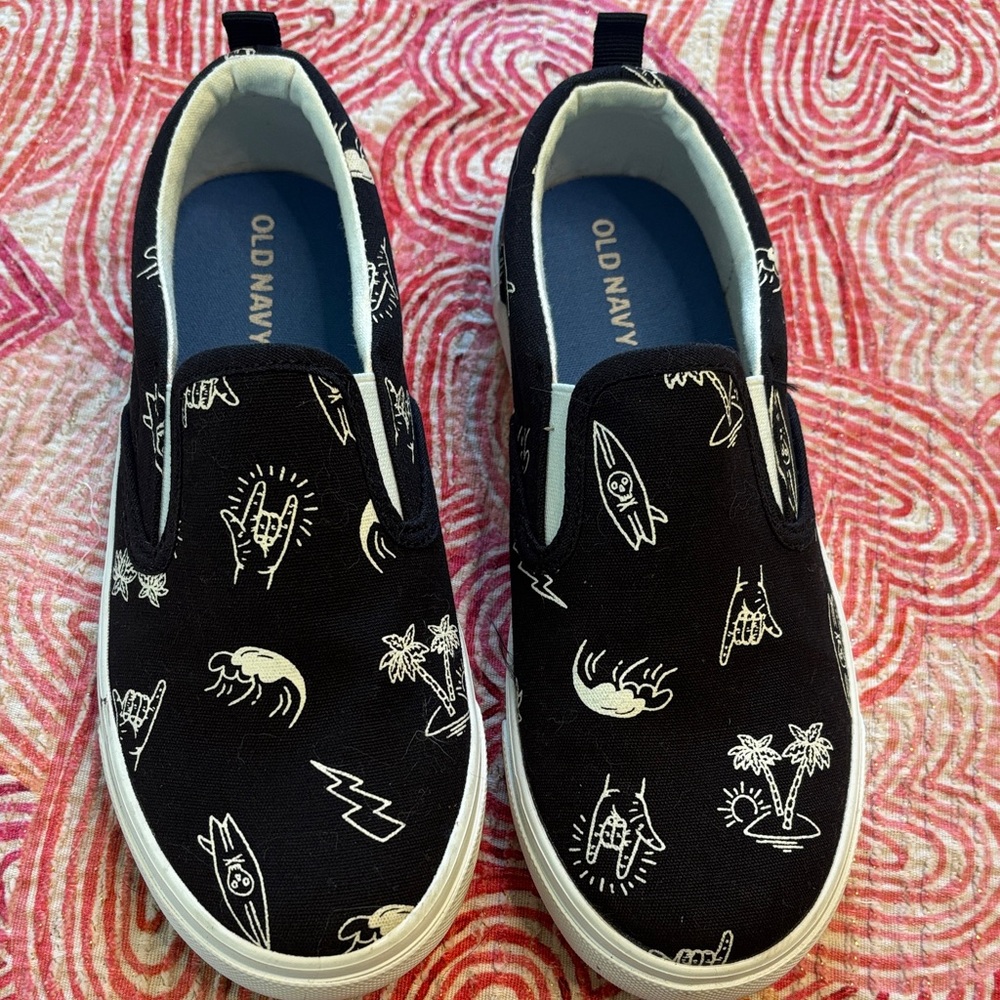 Kids size 1 Youth Old Navy Black Slip-Ons with White Beach Pattern